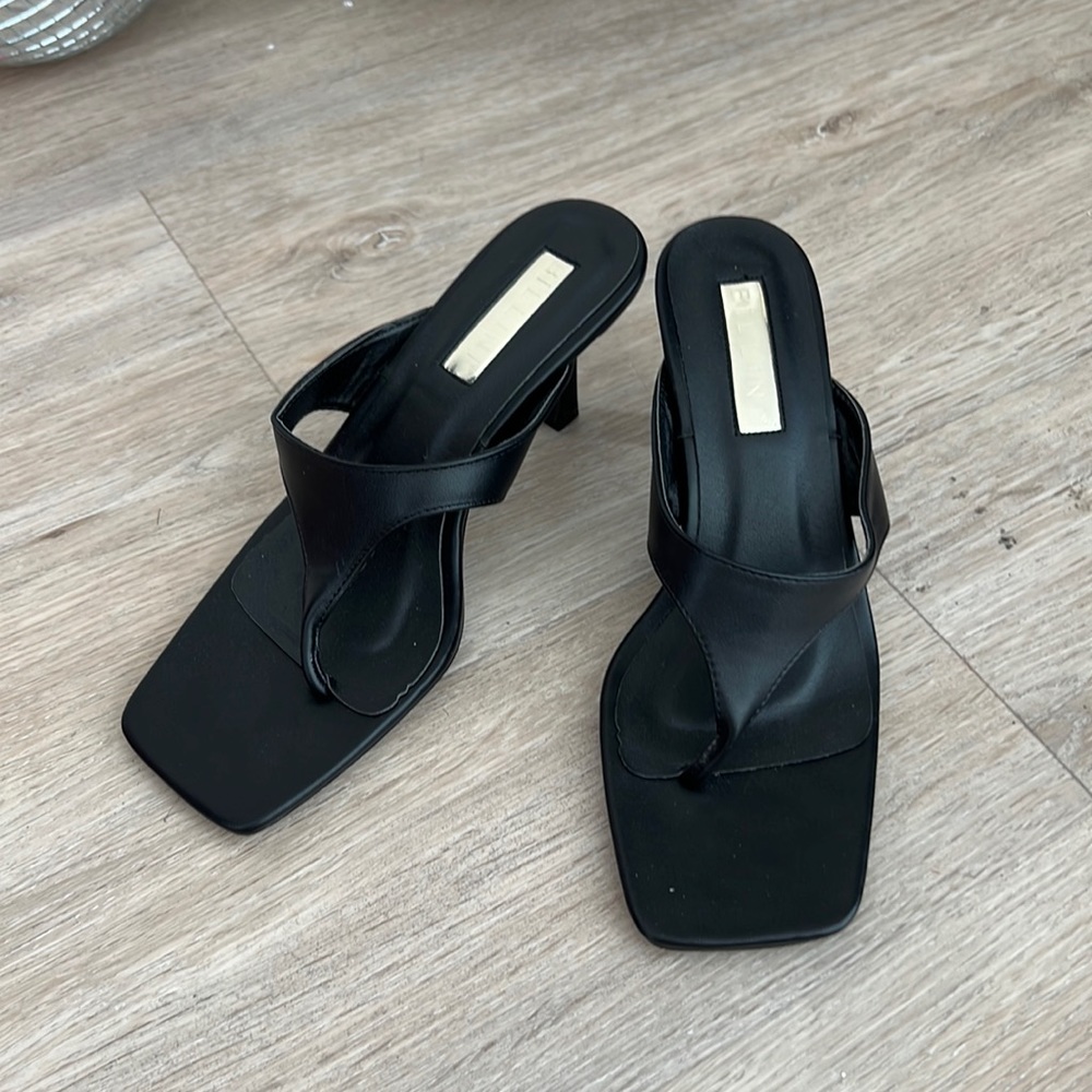 Billini ELSA thong-style mule heel size 7 black